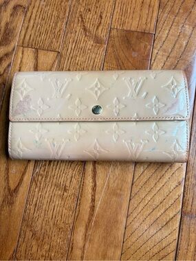Louis Vuitton Beige Vernis Monogram Sarah Long Wallet. *READ*